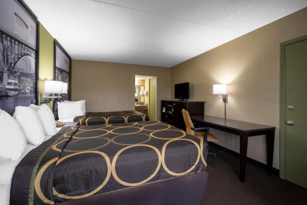 Super 8 by Wyndham Perrysburg-Toledo - Image 5