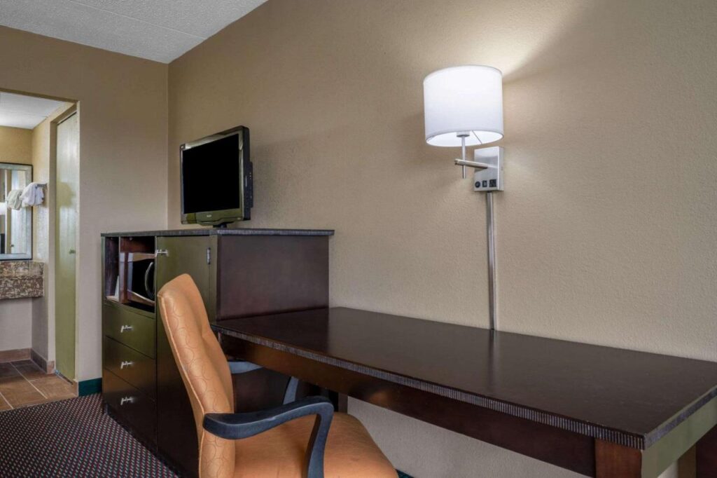 Super 8 by Wyndham Perrysburg-Toledo - Image 6