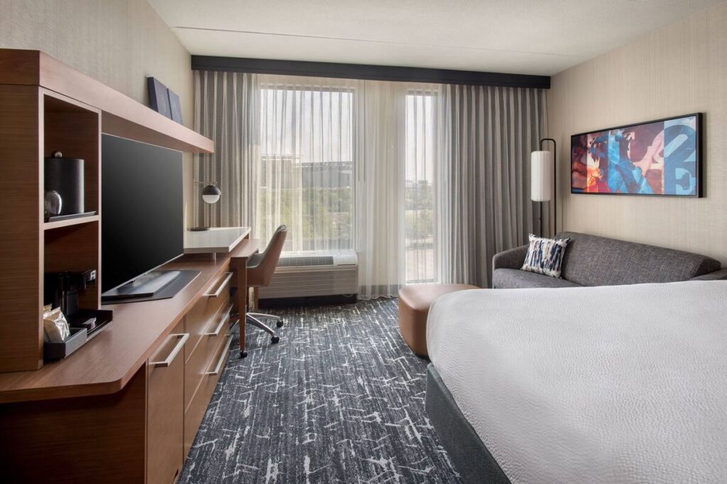 Courtyard by Marriott Philadelphia South at The Navy Yard - Image 2