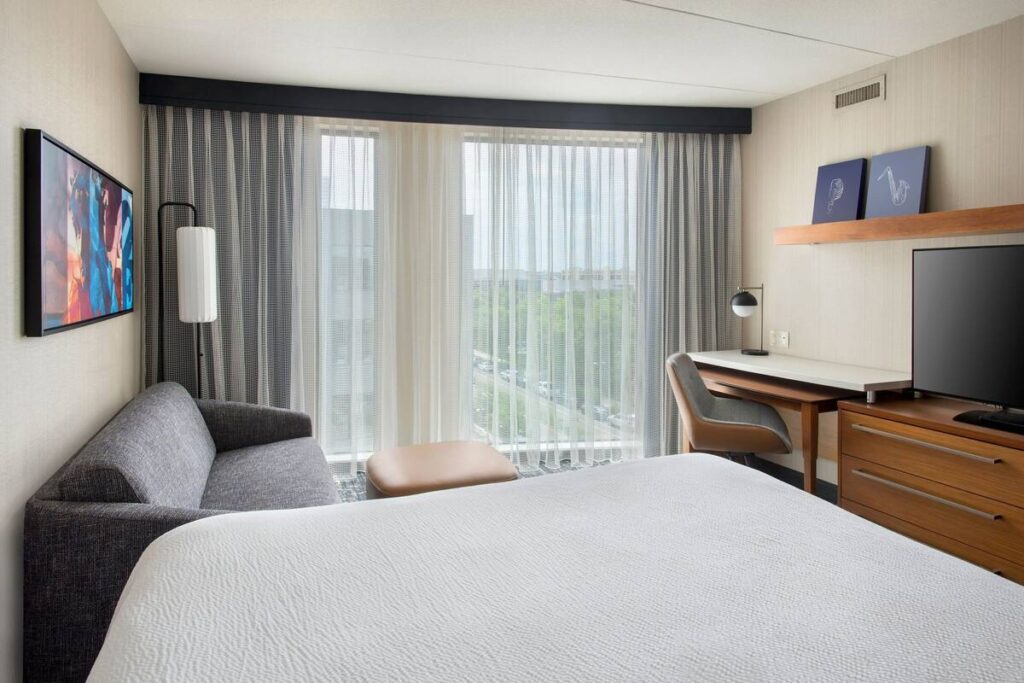 Courtyard by Marriott Philadelphia South at The Navy Yard - Image 3