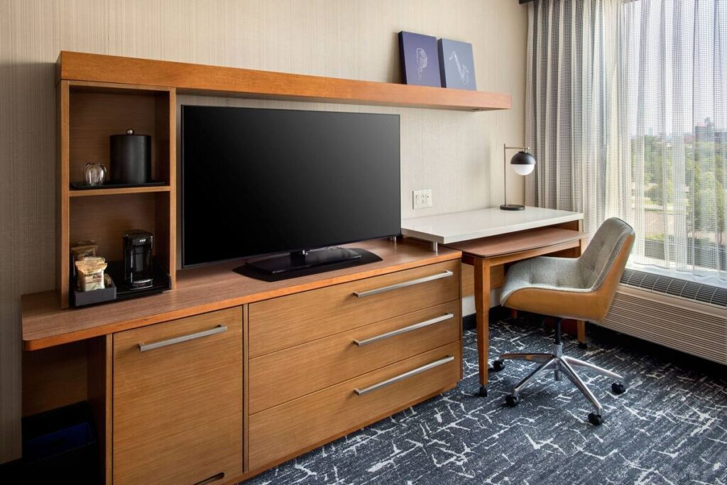 Courtyard by Marriott Philadelphia South at The Navy Yard - Image 6