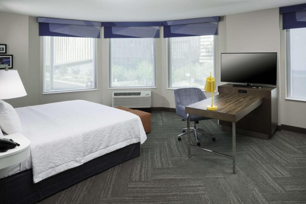 Hampton Inn & Suites Phoenix Downtown - Image 4