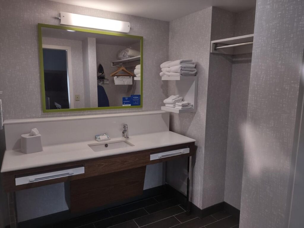 Hampton Inn & Suites Pittsburgh New Stanton PA - Image 1