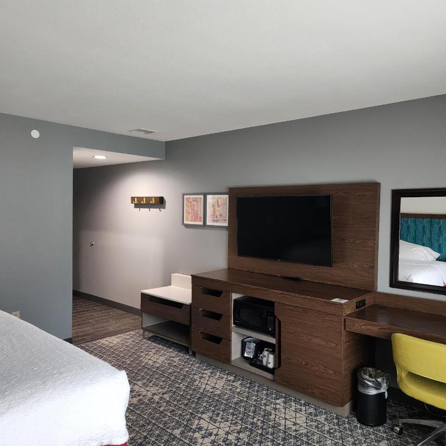 Hampton Inn & Suites Pittsburgh New Stanton PA - Image 2
