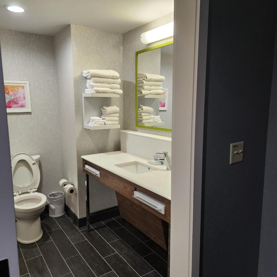 Hampton Inn & Suites Pittsburgh New Stanton PA - Image 3