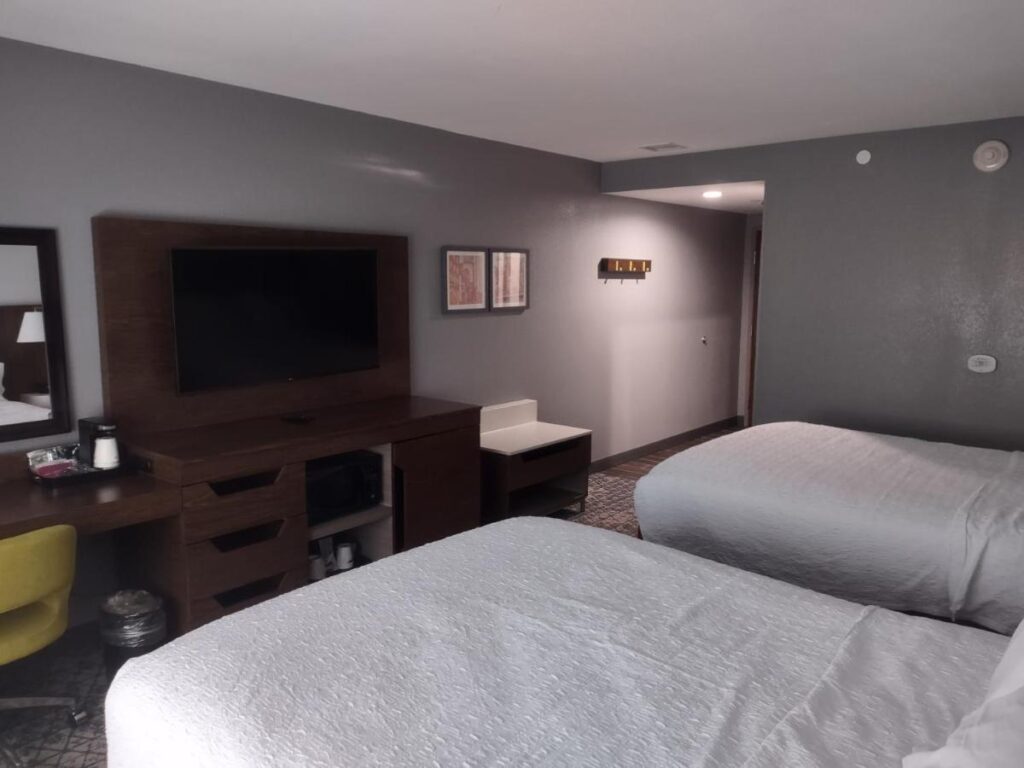 Hampton Inn & Suites Pittsburgh New Stanton PA - Image 5