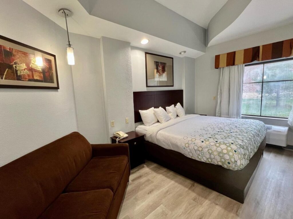 HomeTowne Studios & Suites by Red Roof Washington - Image 2