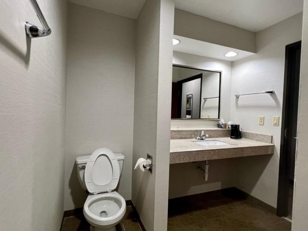 HomeTowne Studios & Suites by Red Roof Washington - Image 3