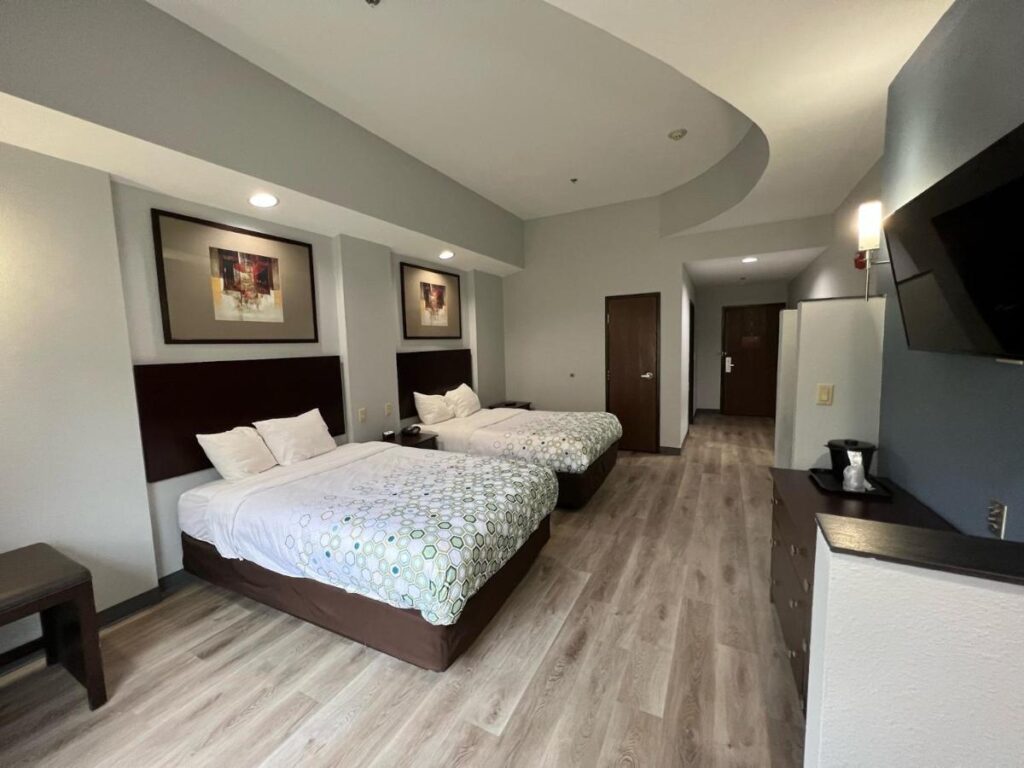 HomeTowne Studios & Suites by Red Roof Washington - Image 4