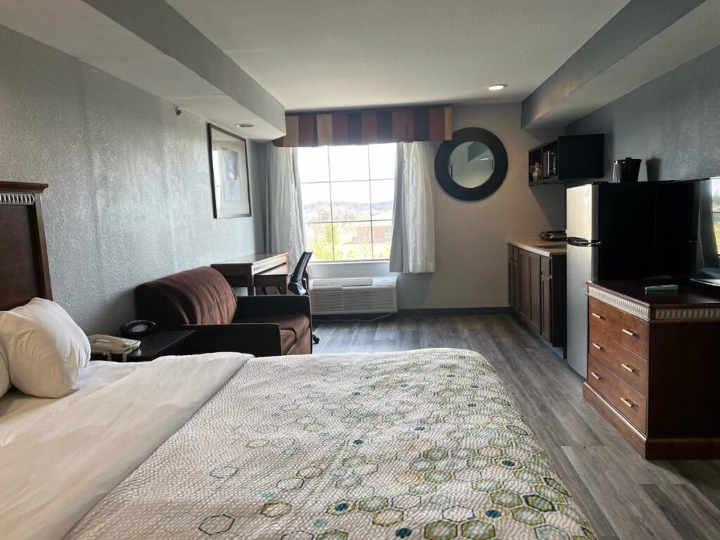 HomeTowne Studios & Suites by Red Roof Washington - Image 6