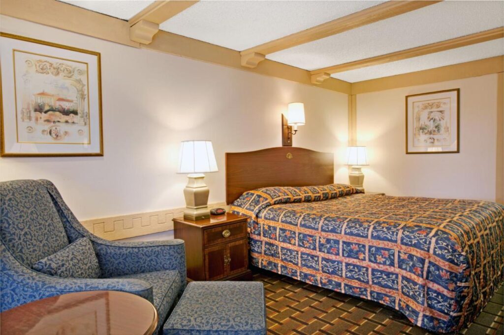 Knights Inn Greensburg - Image 1