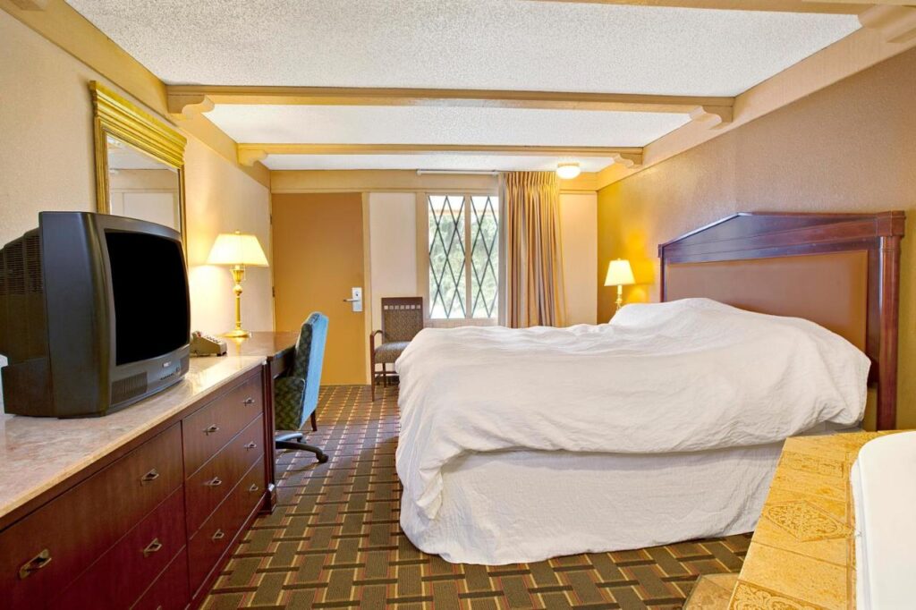 Knights Inn Greensburg - Image 2