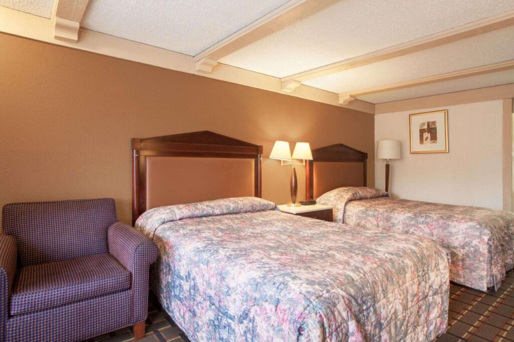 Knights Inn Greensburg - Image 4