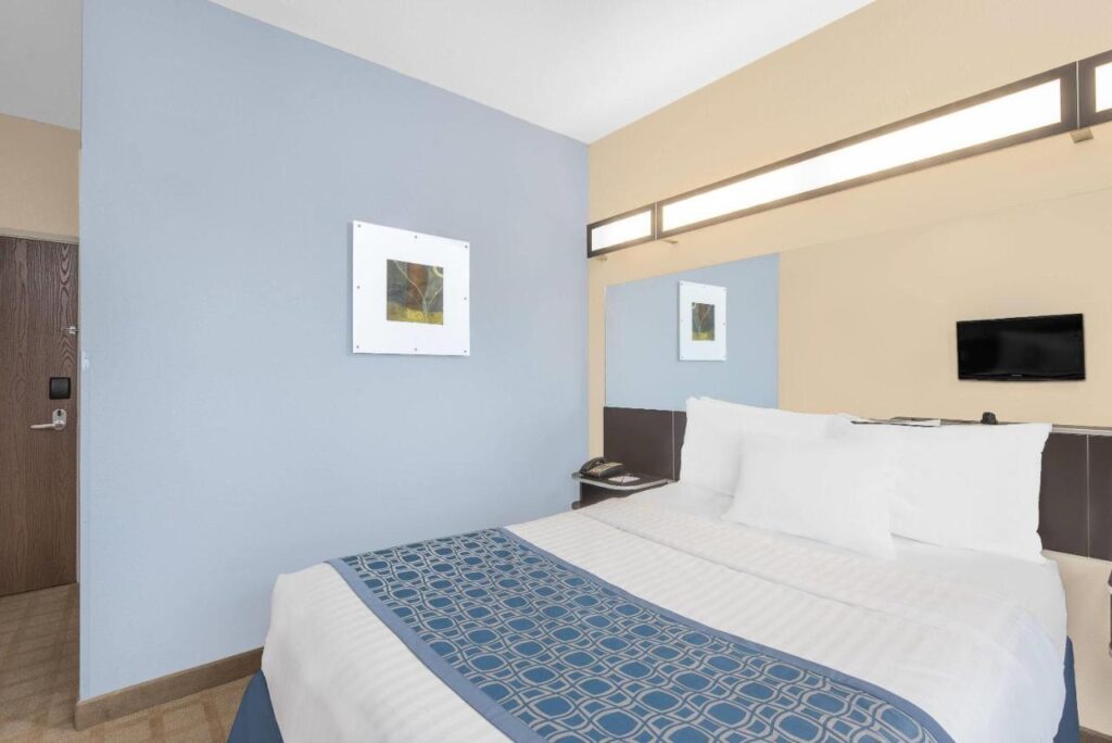 Microtel Inn & Suites by Wyndham Waynesburg - Image 6