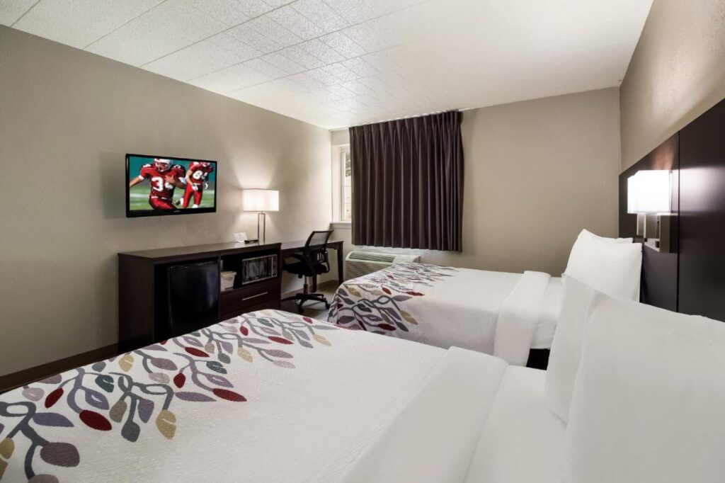 Red Roof Inn New Stanton - Image 3