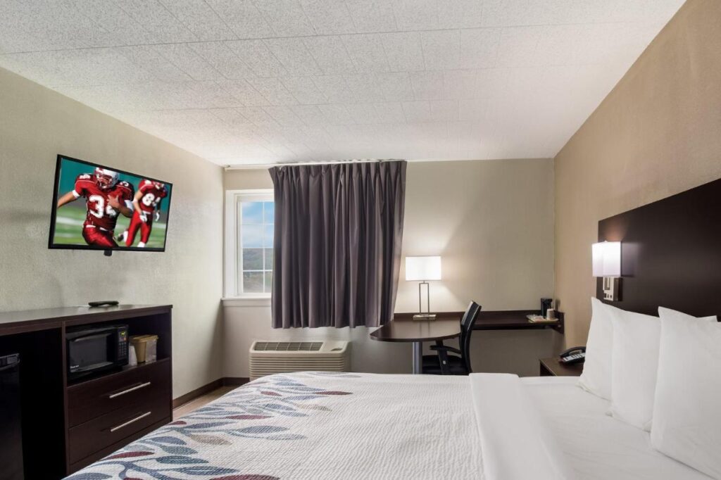 Red Roof Inn New Stanton - Image 4