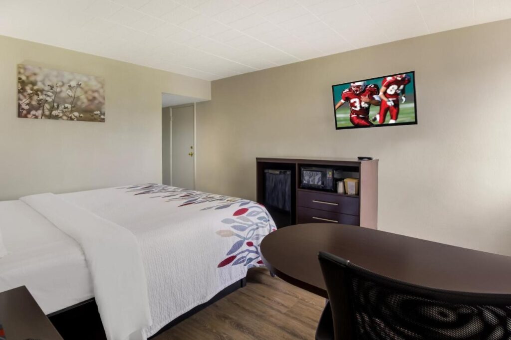 Red Roof Inn New Stanton - Image 5