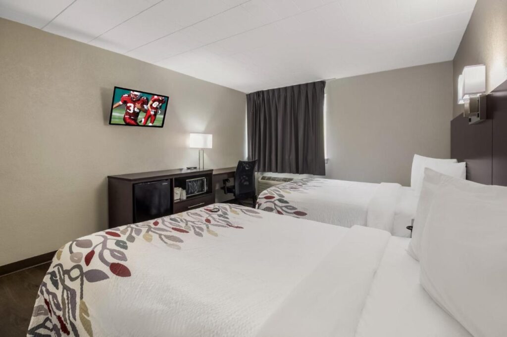Red Roof Inn New Stanton - Image 6