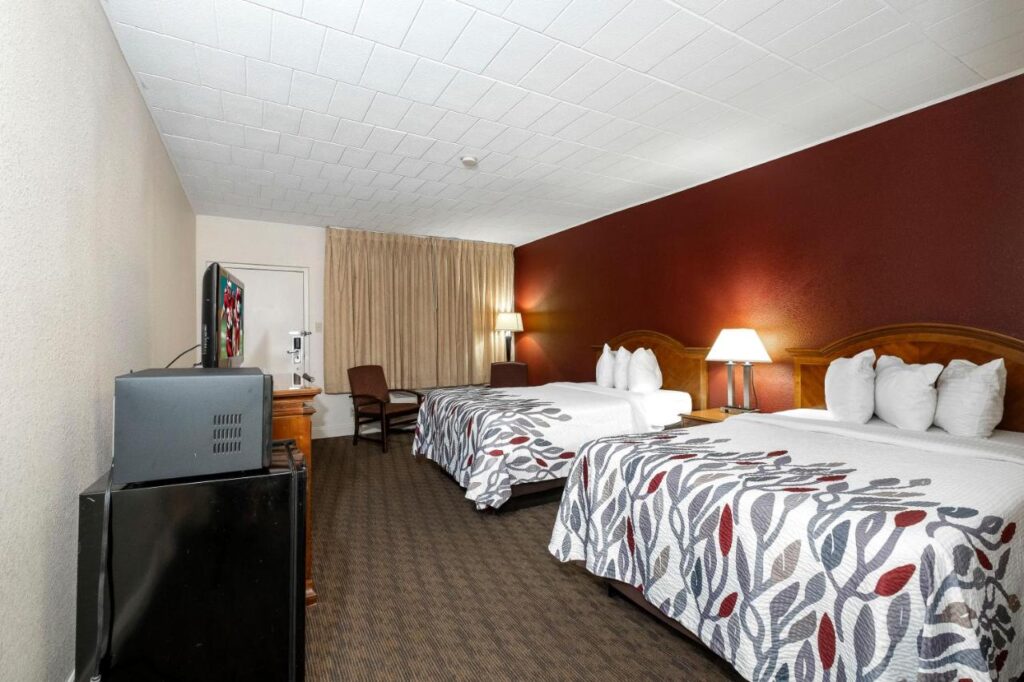 Red Roof Inn & Suites Hazleton - Image 2