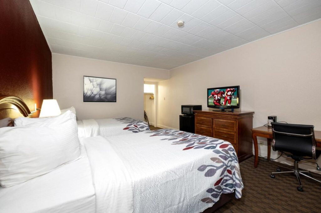 Red Roof Inn & Suites Hazleton - Image 3