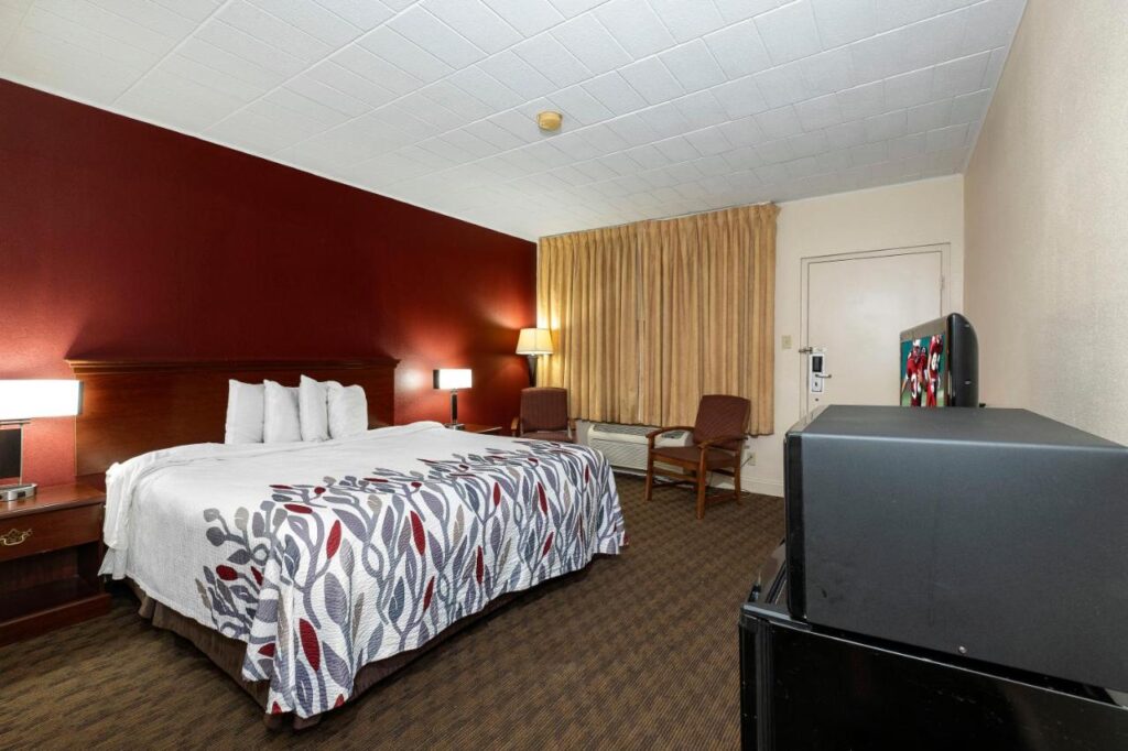 Red Roof Inn & Suites Hazleton - Image 4