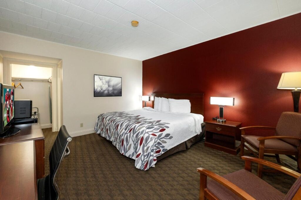 Red Roof Inn & Suites Hazleton - Image 5