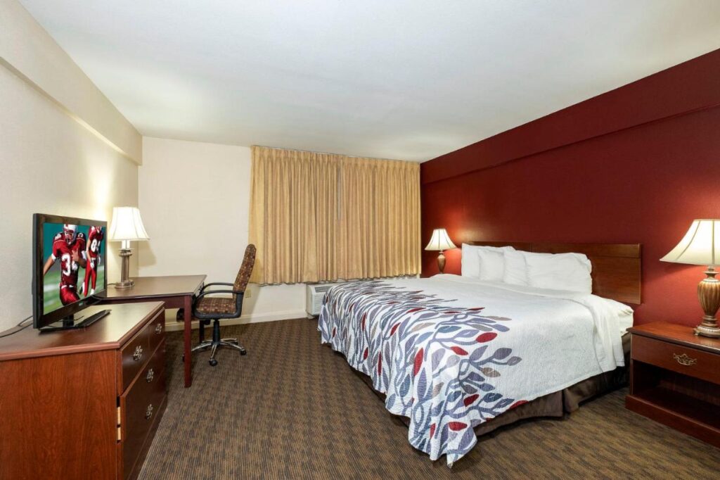 Red Roof Inn & Suites Hazleton - Image 6