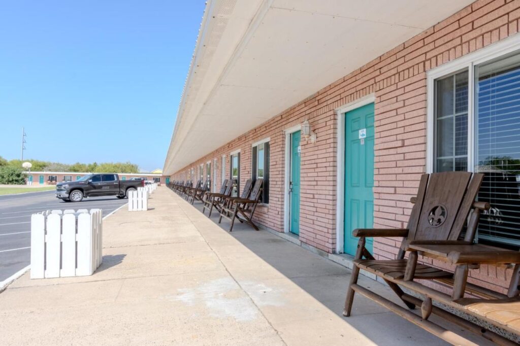 Shark Reef Resort Motel & Cottages - Image 3