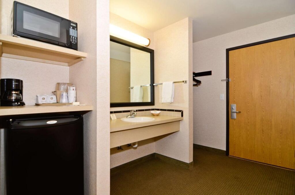 Best Western Oak Meadows Inn - Image 2
