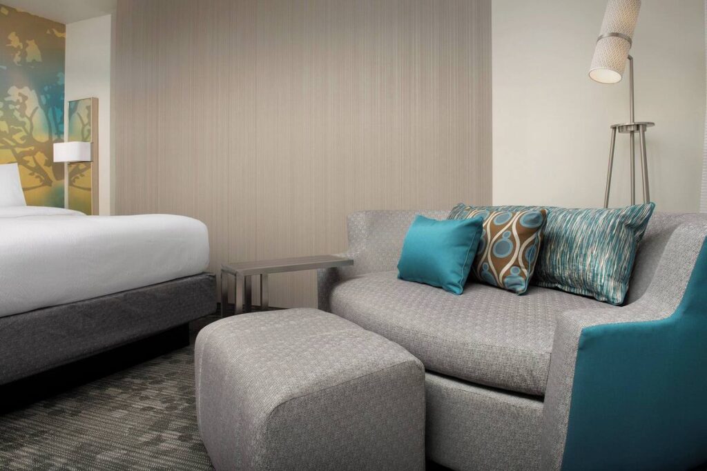 Courtyard by Marriott Portland East - Image 2