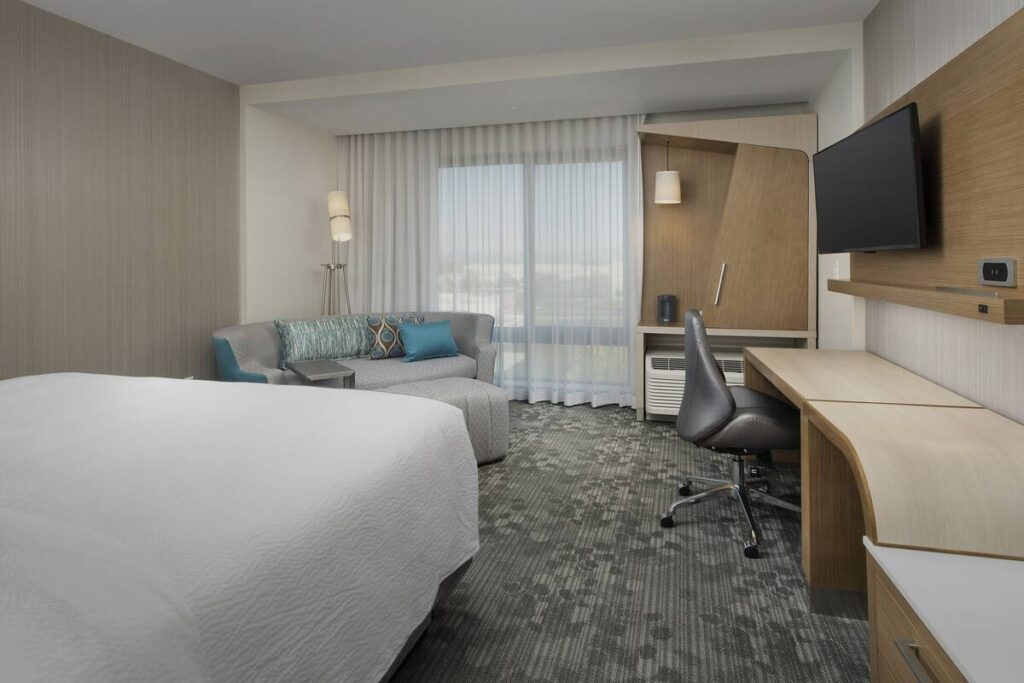 Courtyard by Marriott Portland East - Image 3