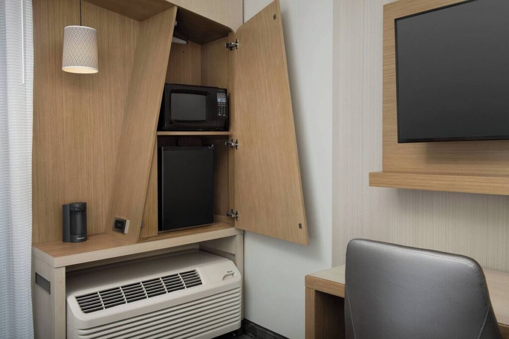 Courtyard by Marriott Portland East - Image 4