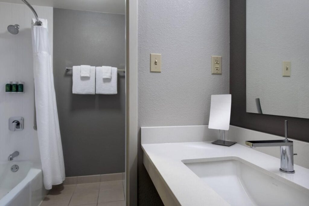 Courtyard by Marriott Lincroft Red Bank - Image 6