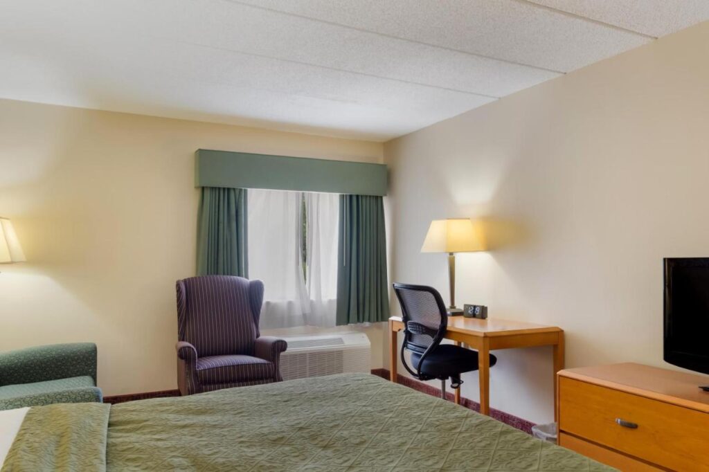 All Seasons Inn & Suites Smithfield Providence - Image 3