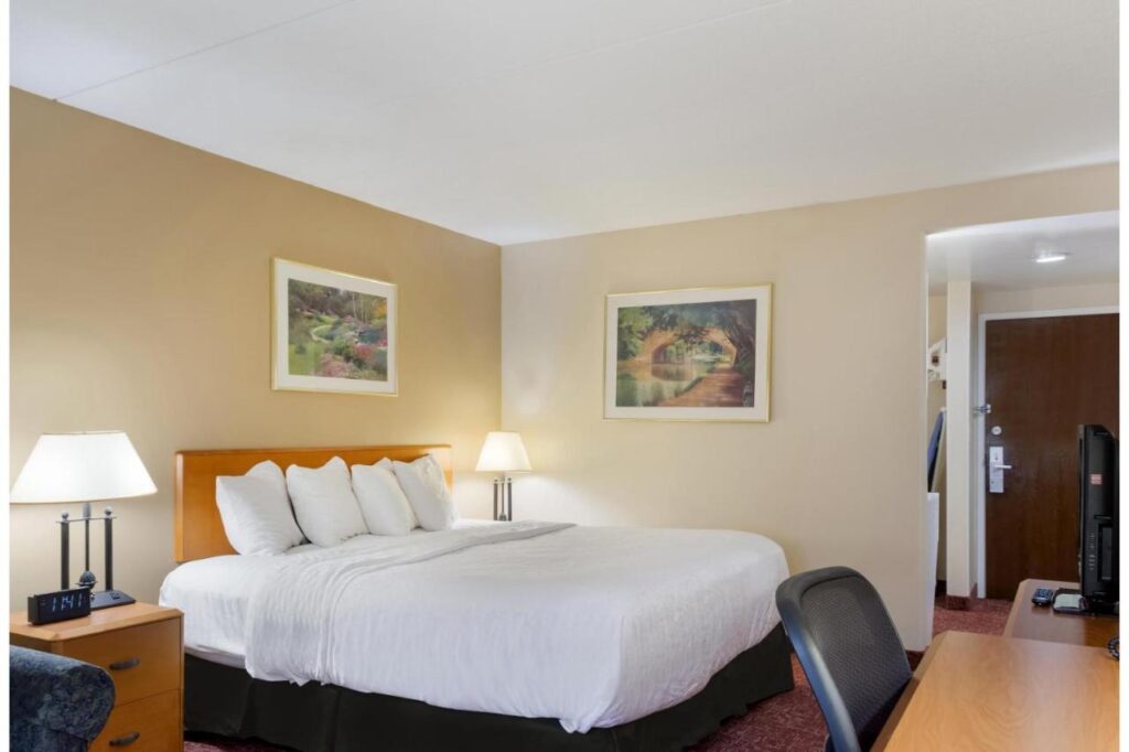 All Seasons Inn & Suites Smithfield Providence - Image 4