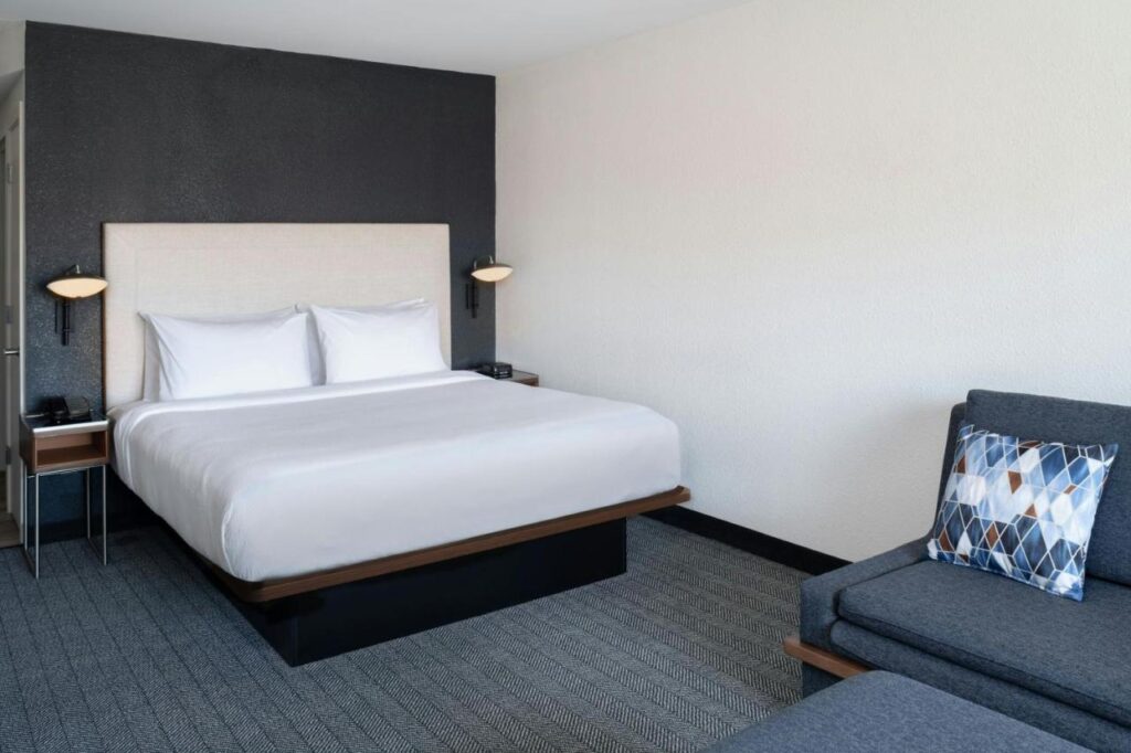 Courtyard by Marriott Providence Lincoln - Image 2