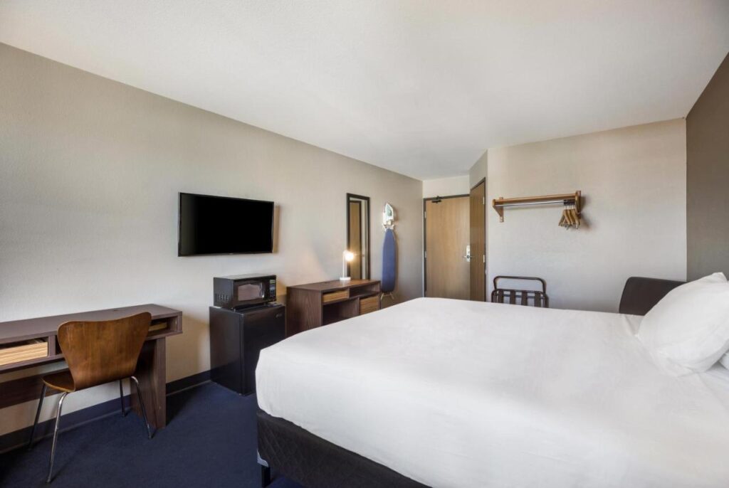 Americas Best Value Inn Sparks - Image 2