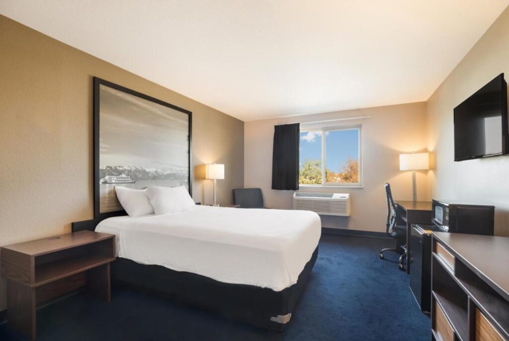 Americas Best Value Inn Sparks - Image 4