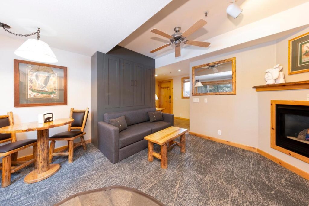 Red Wolf Lakeside Lodge - Image 2
