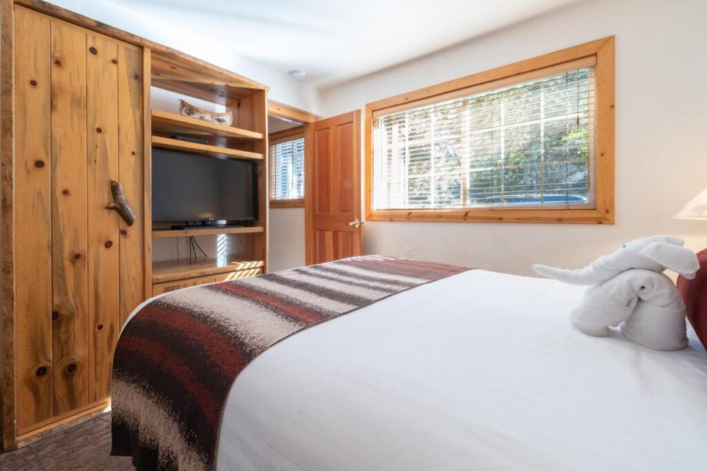 Red Wolf Lakeside Lodge - Image 4