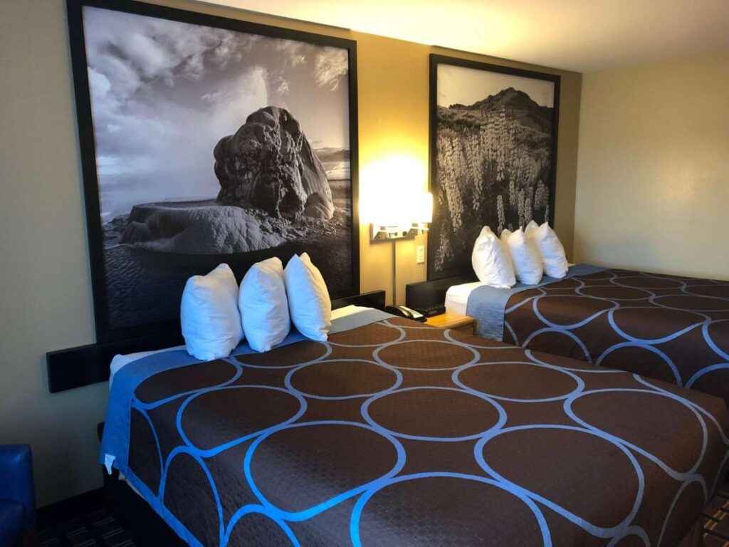 Super 8 by Wyndham Carson City Lake Tahoe - Image 4