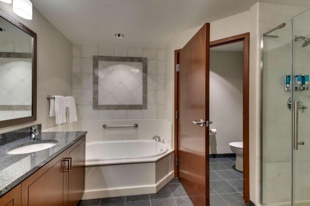 Drury Plaza Hotel Richmond - Image 4