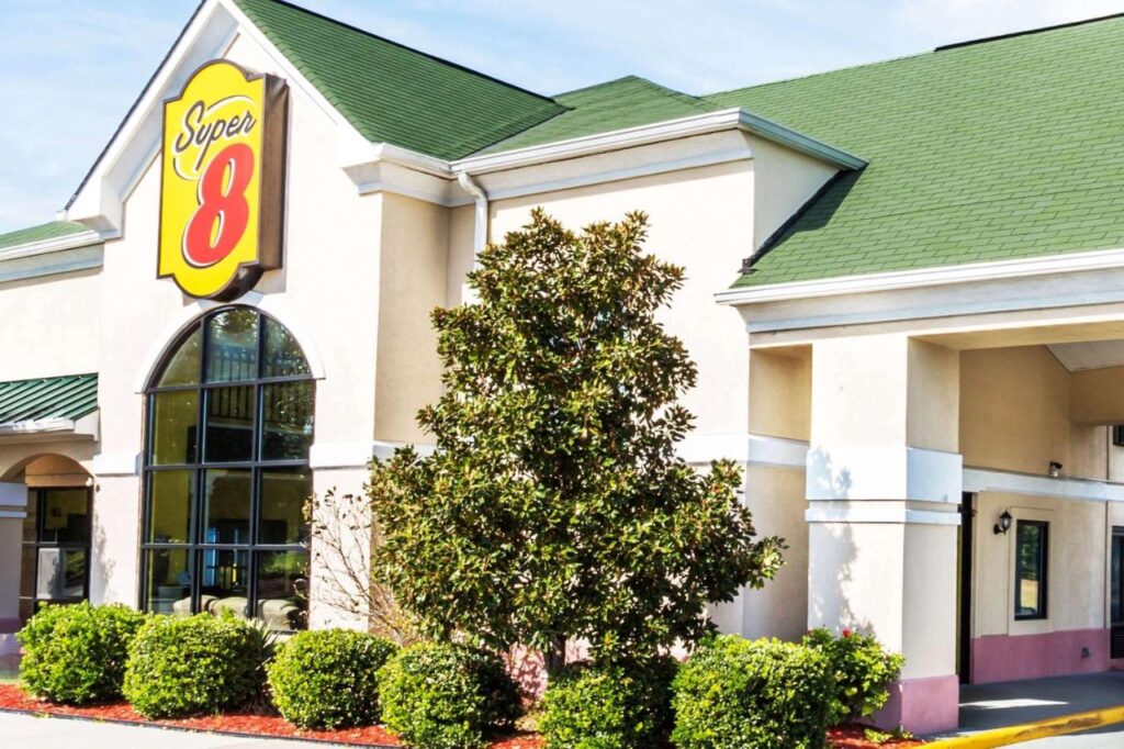 Super 8 by Wyndham Hull Street Midlothian Richmond Area - Image 1