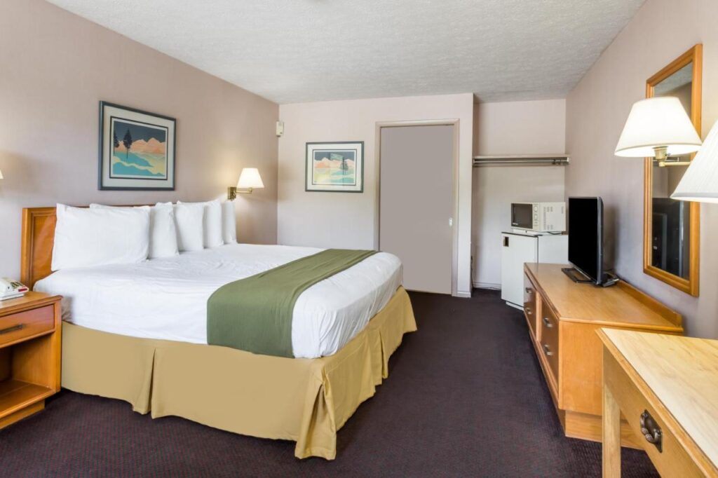 Days Inn by Wyndham Bedford - Image 2
