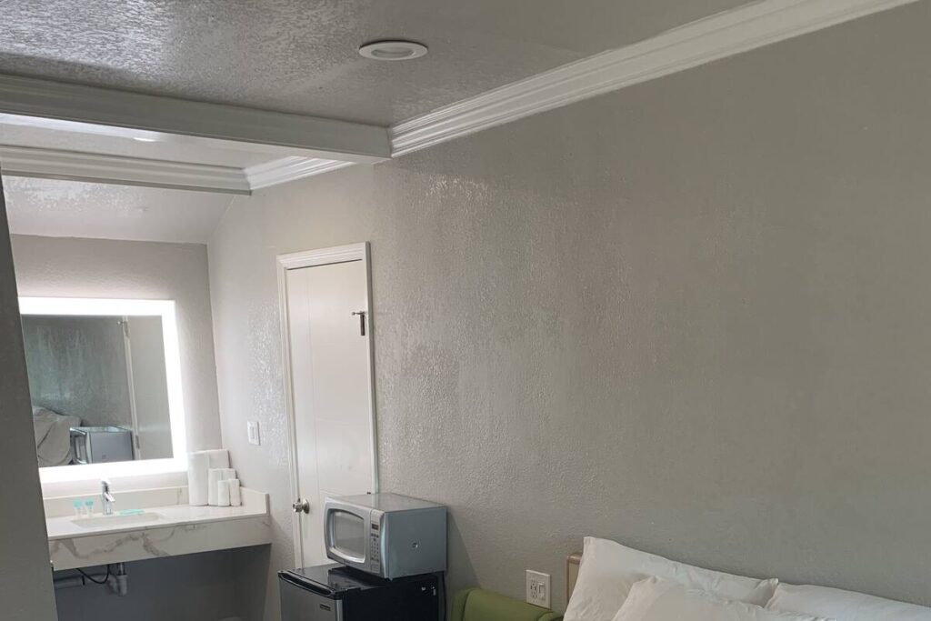 Elmwood Motel - Image 4