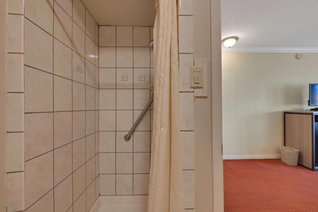 Econo Lodge Woodland near I-5 - Image 3