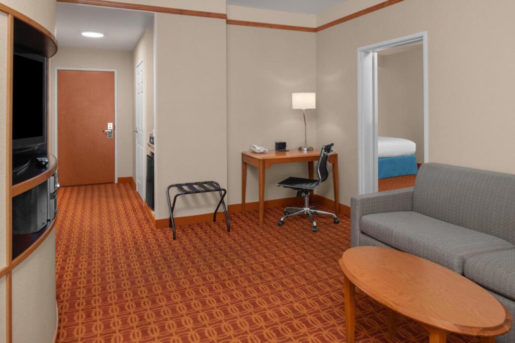 Fairfield Inn and Suites by Marriott Elk Grove - Image 4