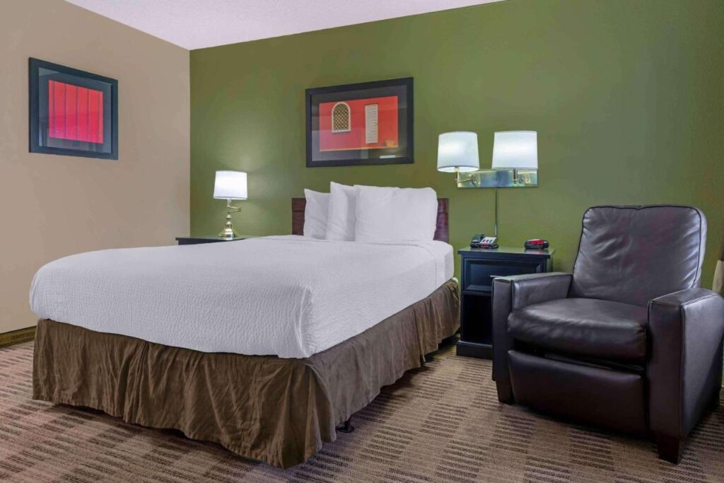 Studio 6 Extended Stay Sacramento Arden Way CA - Image 2