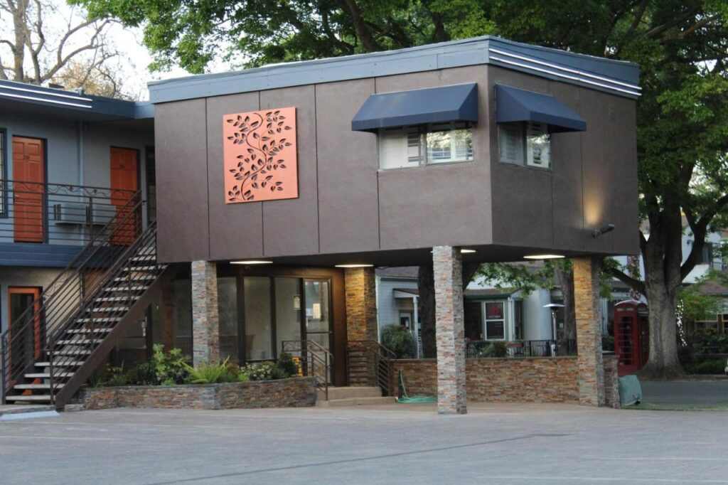 The Vine Inn Davis - Image 1