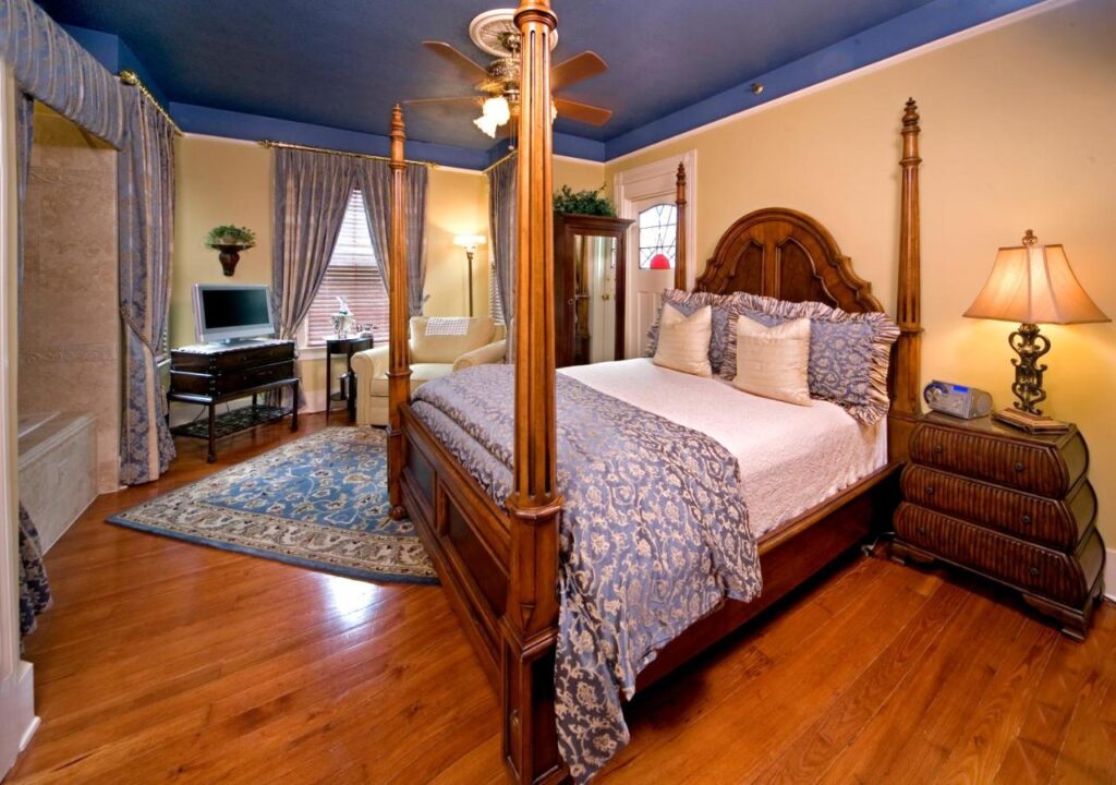 Cedar House Inn - Image 2